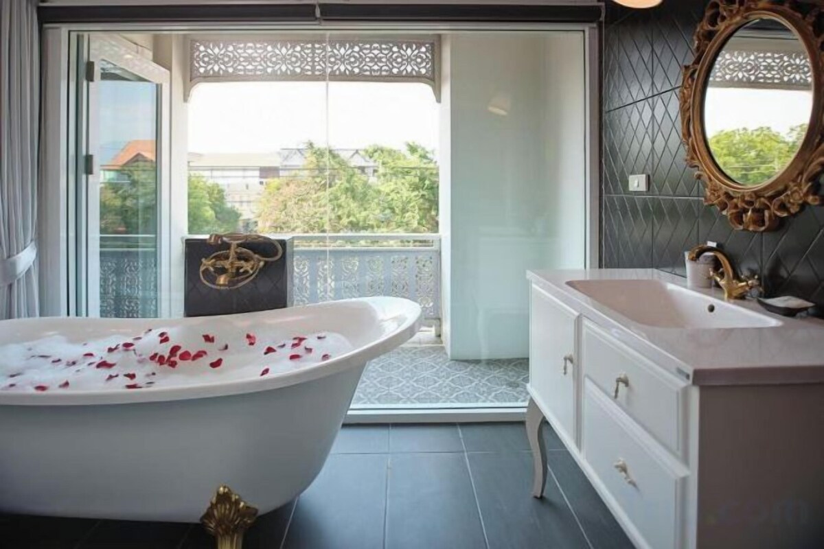 Baño | Amenidades de baño gratuitas, secadora de cabello, pantuflas, toallas