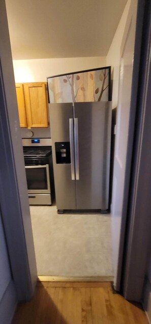 Fridge, microwave, oven, stovetop - Our cozy apartment is your home away from home.
(Hibbing)