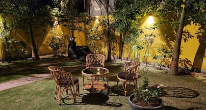 Cheerful 2 bedroom cottage with refreshing view ! Pet friendly !