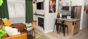 New Remodel Lakeside Luxe, Private Beach, SUP Kayaks, walk to Kings Beach, Hike