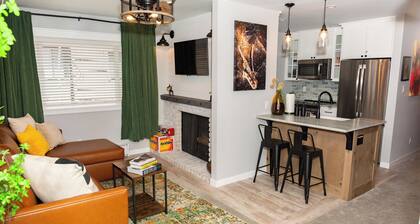 New Remodel Lakeside Luxe, Private Beach, SUP Kayaks, walk to Kings Beach, Hike