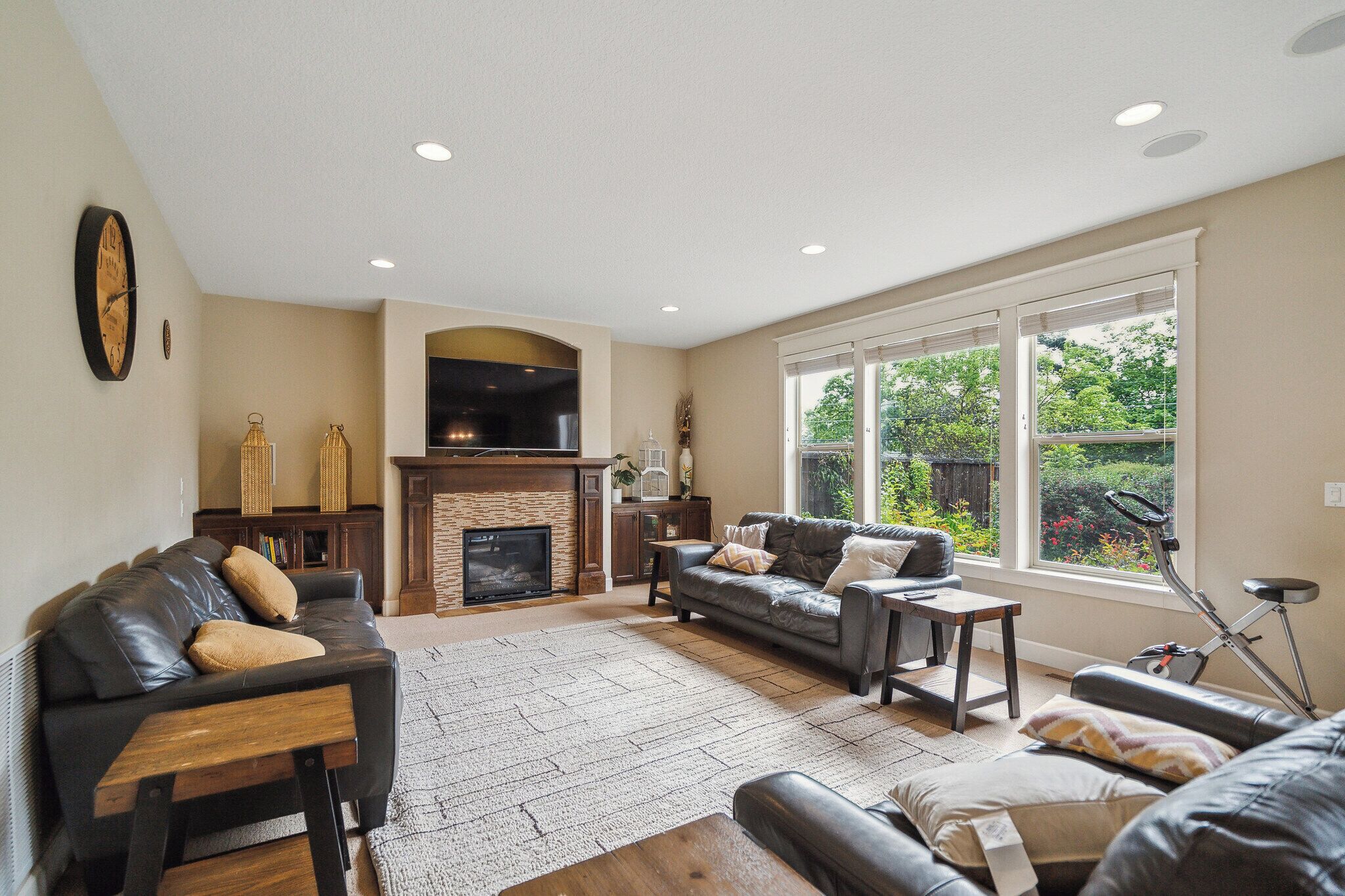 Smart TV, chimenea, videojuegos y libros 