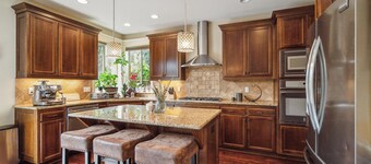 Spacious, private, 5 bedrooms 3 full bath House near Portland downtown 