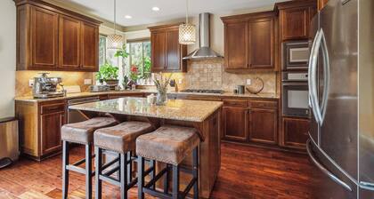 Spacious, private, 5 bedrooms 3 full bath House near Portland downtown