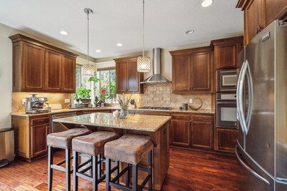 Spacious, private, 5 bedrooms 3 full bath House near Portland downtown