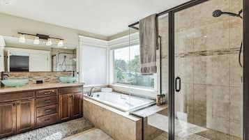 Secadora de cabello, bidet, toallas, jabón