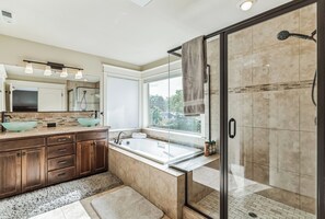 Haartrockner, Bidet, Handtücher, Seife