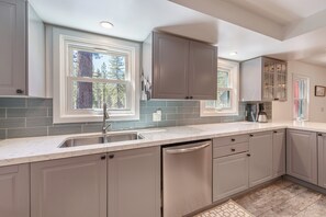 Full-sized fridge, microwave, oven, stovetop - Cozy Cabin Private Hot-Tub Walk to Lake by Sierra Getaways (Kings Beach)
