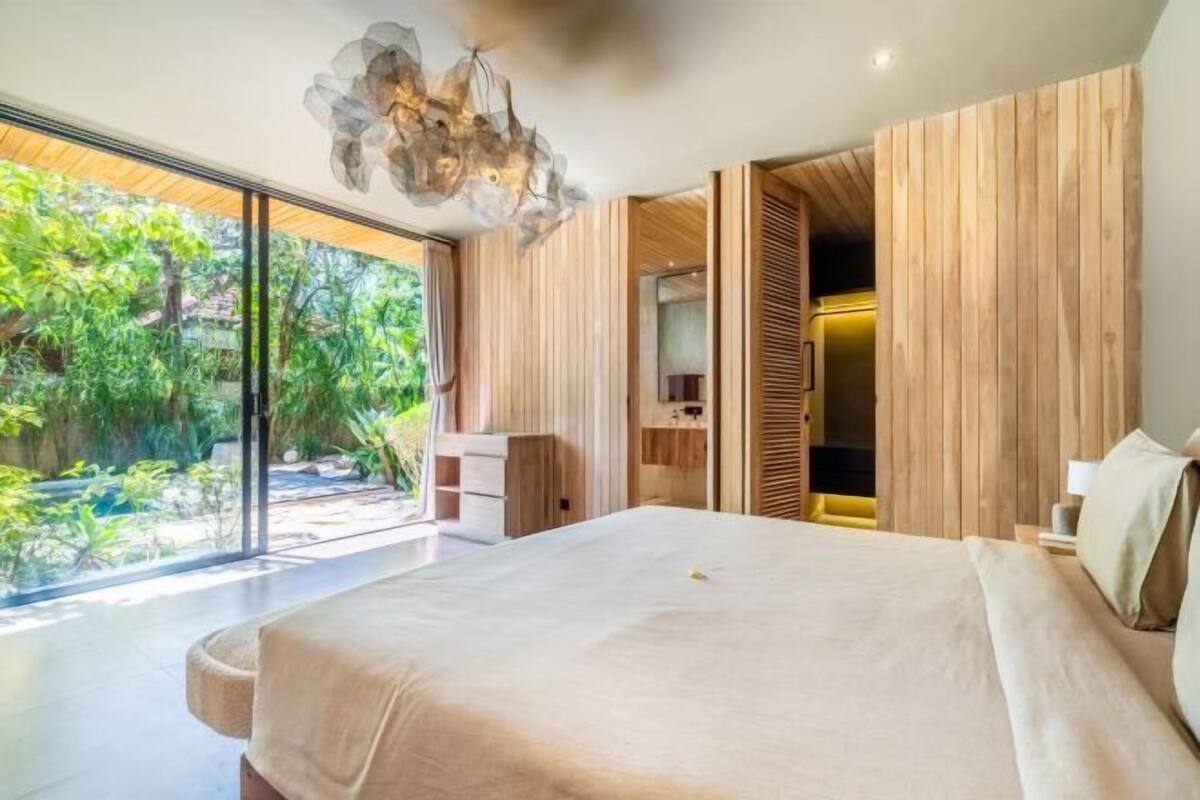 Escritorio, espacio para trabajar con laptop y cortinas blackout 