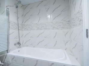 Apartment | Bathroom - Luxe 4bed Apt Dubai Marina JBR Pool by Belvilla (Dubai)