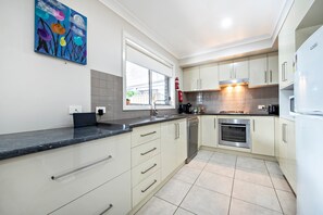 Fridge, microwave, oven, stovetop - Mason's Lodge - Family Entertainer, Close to Mall (Dubbo)