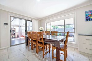 Dining - Mason's Lodge - Family Entertainer, Close to Mall (Dubbo)