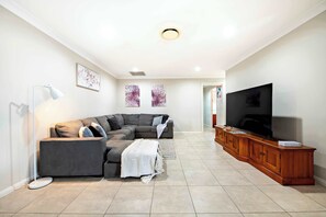 TV, books, offices - Mason's Lodge - Family Entertainer, Close to Mall (Dubbo)