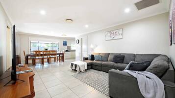 TV, livros, escritórios