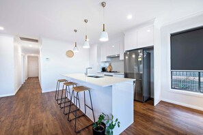 Een koelkast, een microgolfoven, een oven, een kookplaat