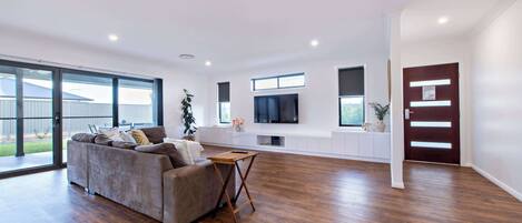 Télévision, jeux vidéo, lecteur de DVD, espaces bureaux