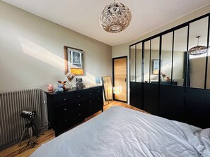 3 Schlafzimmer, Schreibtisch, Bügeleisen/Bügelbrett, Reisekinderbett
