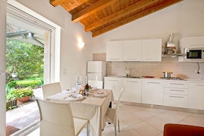 Familjehus - flera sovrum (Saraâs Garden Home) | Eget kök | KylskĂ„p, mikrovĂ„gsugn, spishĂ€ll och diskmaskin