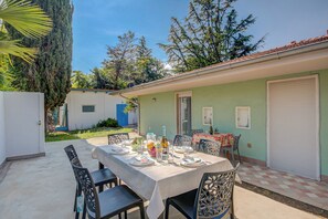 Outdoor dining - Saras Garden Home (Arco)