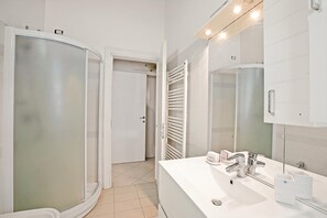 Family House, Multiple Bedrooms (Sara’s Garden Home) | Bathroom