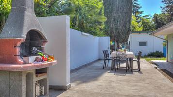 Family House, Multiple Bedrooms (Sara’s Garden Home) | Outdoor dining