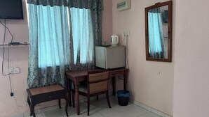 A room with a desk, chair, television, and a mirror. - OYO 90981 Chenang Rest House 1 (Langkawi)