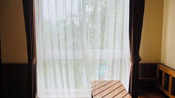 Deluxe Quadruple Room, Mountain View | Living area