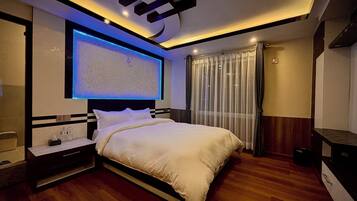 Escritorio y espacio para trabajar con laptop