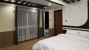 Deluxe Room, Hill View | Desk, laptop workspace, soundproofing, free WiFi