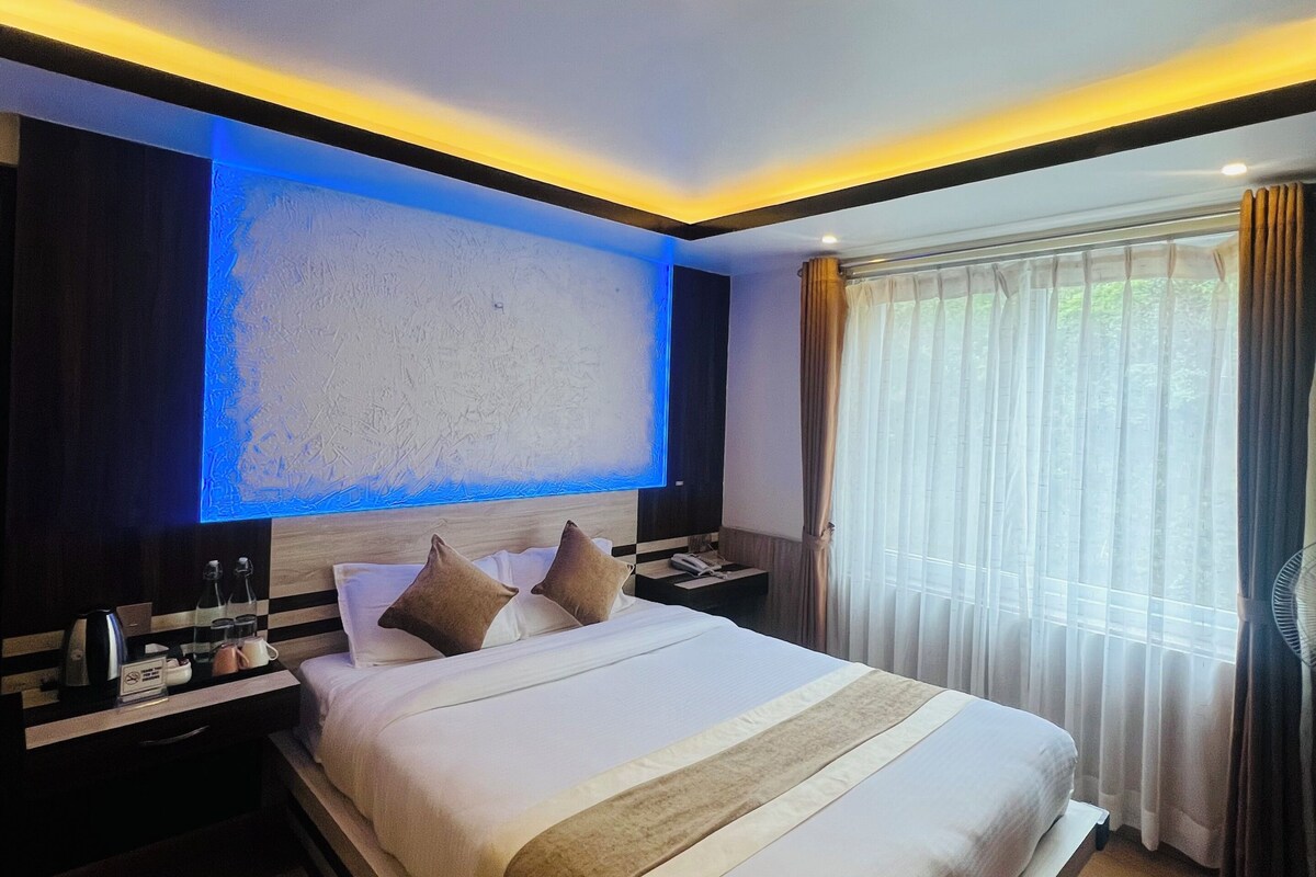Deluxe Room, Hill View | Desk, laptop workspace, soundproofing, free WiFi