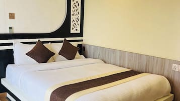 Una habitación de hotel moderna con una cama grande, un panel decorativo en la pared y un estante empotrado.