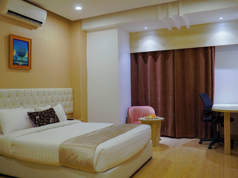 Deluxe Single Room, City View | Premium bedding, pillowtop beds, minibar, desk