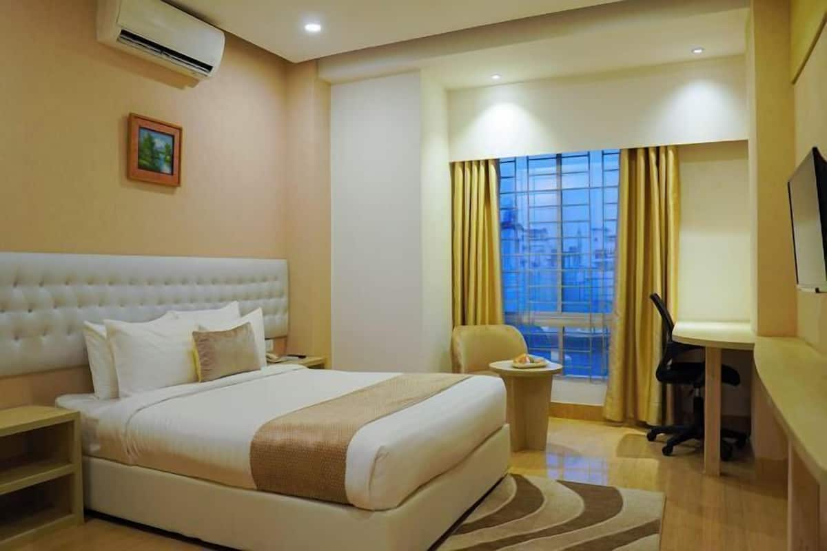 Premium bedding, pillowtop beds, minibar, desk
