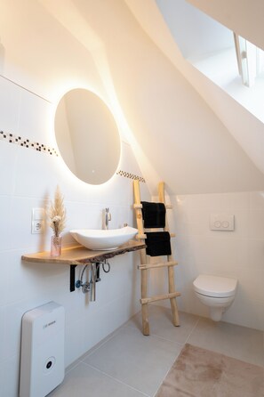 Shower, hair dryer, towels, soap - Klassenzimmer 4 (Jork)