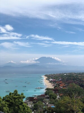 Beach nearby, white sand, 3 beach bars - Mahadinusa Lembongan (Lembongan Island)
