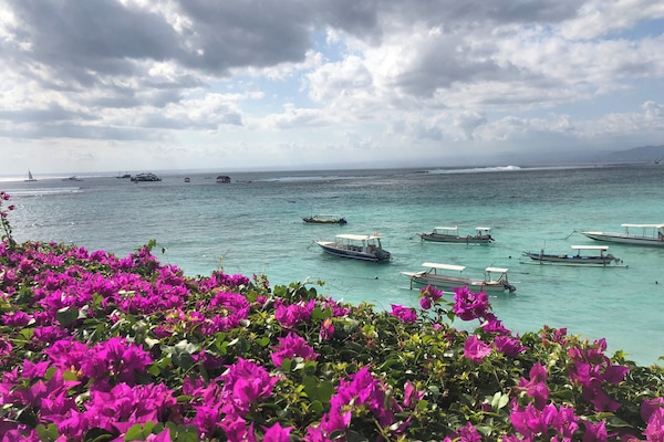 Beach nearby, white sand, 3 beach bars