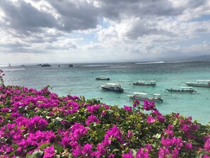 Perto da praia, areia branca, 3 bares na praia 