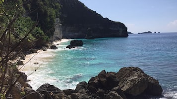 Beach nearby, white sand, 3 beach bars