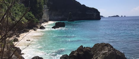 Beach nearby, white sand, 3 beach bars