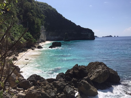 Beach nearby, white sand, 3 beach bars