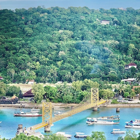 Beach nearby, white sand, 3 beach bars. Mahadinusa Lembongan