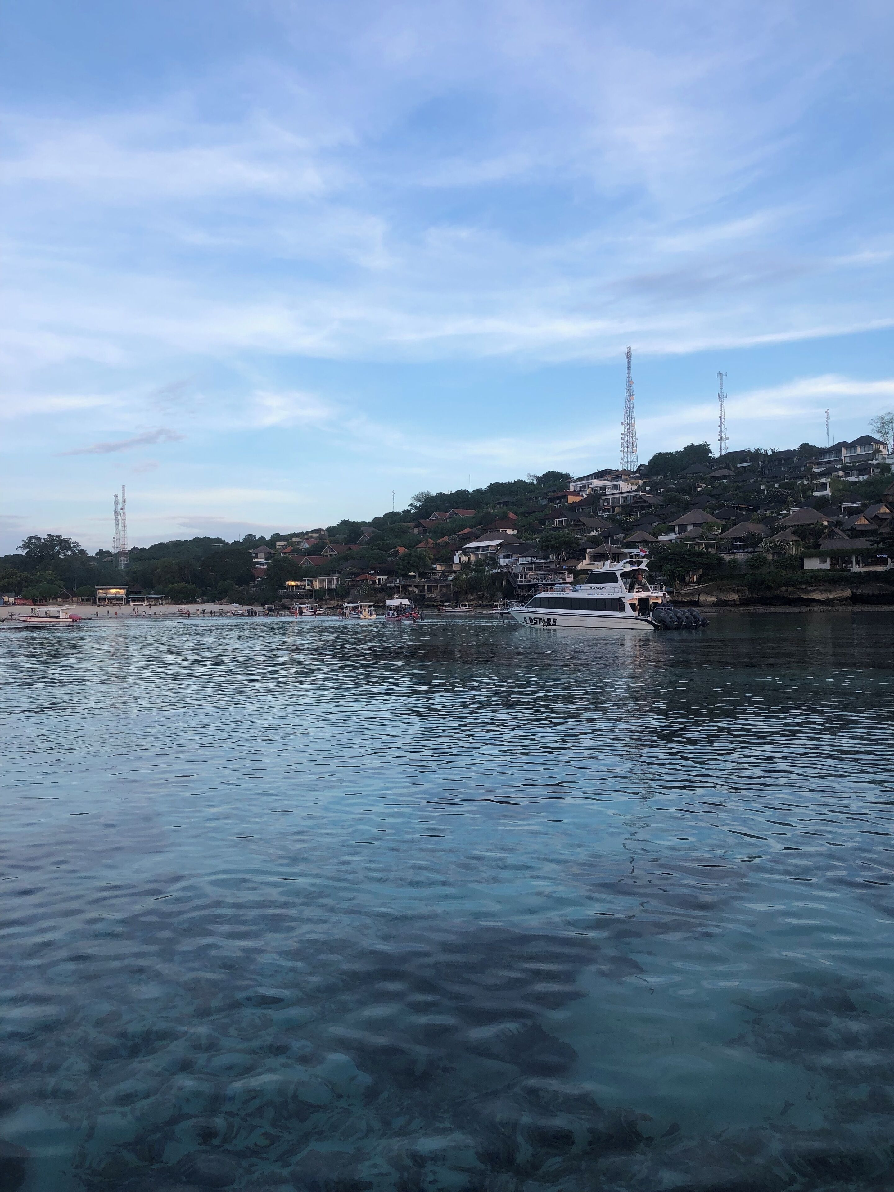 Vista para o rio com um barco atracado perto de uma área residencial.