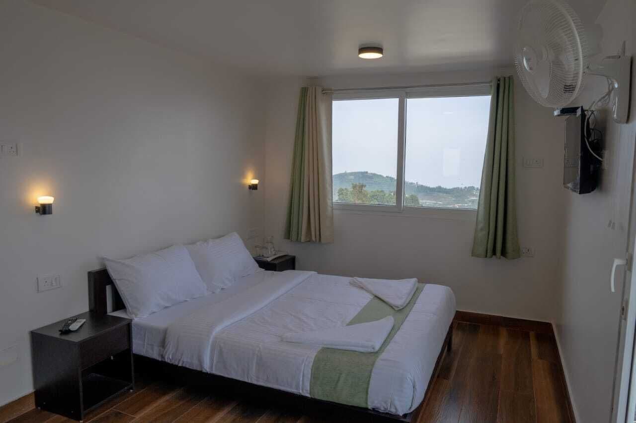 Deluxe Room, Balcony, Mountain View | Iron/ironing board, free WiFi