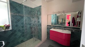 Haartrockner, Handtücher, Seife, Toilettenpapier
