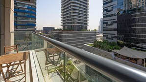 A modern building with a curved facade and multiple balconies. - Luxe 2BR by Dubai Mall Gym/pool by Belvilla (Dubai)