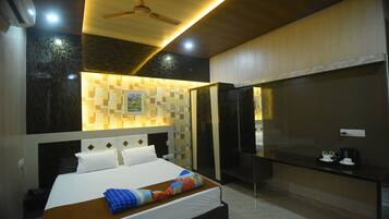 Deluxe Room, City View | 1 bedroom, soundproofing