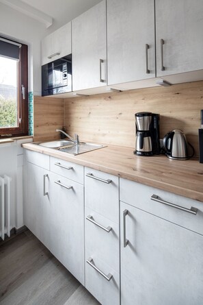 Kühlschrank, Mikrowelle, Herdplatte, Geschirrspüler