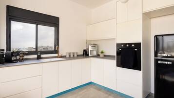 Căn hộ, ban công | Bếp riêng | Tủ lạnh, lò vi sóng, lò nướng, dụng cụ pha cà phê/trà