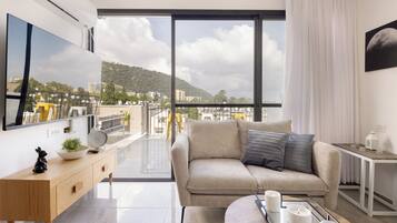 Appartement, balcon | Coin séjour | TV connectée de 60 pouces avec chaßnes numériques