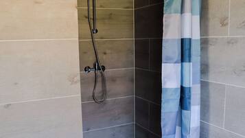 Dusche, Handtücher, Shampoo